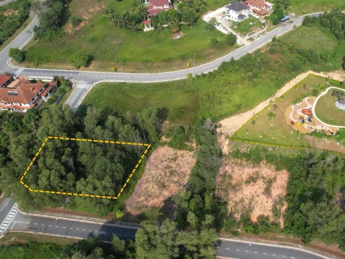 Tanah Lot Banglo 13,762 sqft Bayu Lakehomes Mantin Freehold