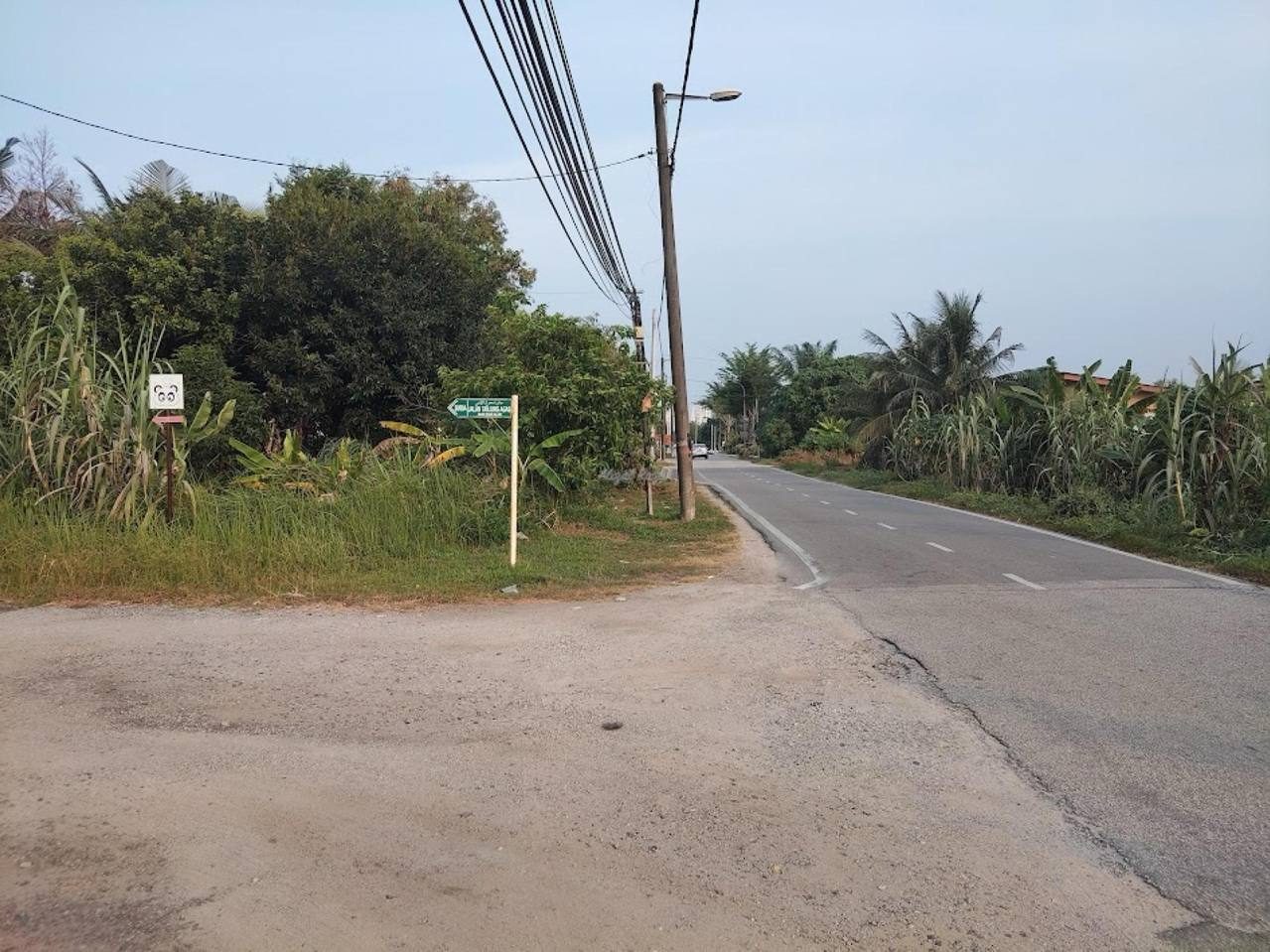Tanah Lot Banglo Jalan Kebun Shah Alam 6480 Kaki Persegi Freehold