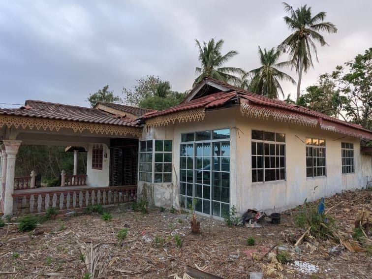 Tanah Dengan Rumah Lama 13,325 Kaki Persegi Sanglang Perlis