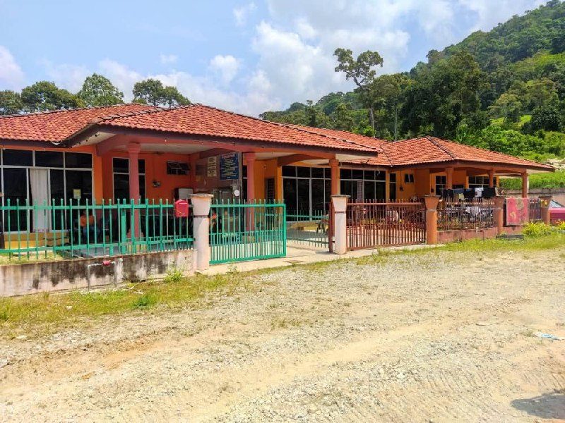 Tanah 2.5 ekar tepi jalan utama Yan - Merbok, Kedah beserta 4 unit rumah
